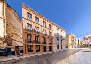 eine leere Straße in einem alten Gebäude in der Unterkunft Holidays2Malaga Suites in Málaga