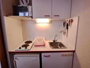 A kitchen or kitchenette at Studio Chamrousse, 1 pièce, 3 personnes - FR-1-340-175