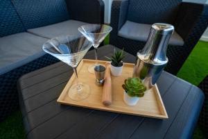 a table with two wine glasses and plants on it at Cabildo Spa 1 in Sanlúcar de Barrameda
