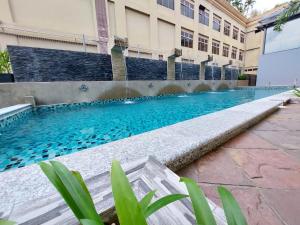 a swimming pool in front of a building at CHRISTEE SUITES HOTEL in Malacca