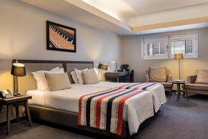 una camera d'albergo con letto e sedia di Hotel do Chiado a Lisbona
