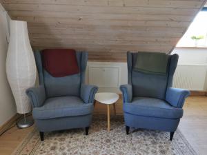 2 sillas y una mesa en una habitación en Safine B&B en Fåborg