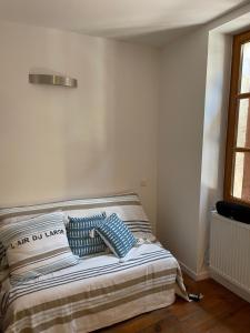 A bed or beds in a room at Maison de ville dans le centre historique de Cahors - Cosy townhouse in the historical center of Cahors