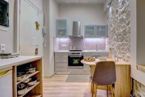uma cozinha com um balcão e uma mesa com cadeiras em Casa Nektaria em Corfu Town