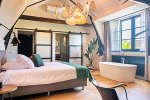 Postel nebo postele na pokoji v ubytování Hotel van der Meer
