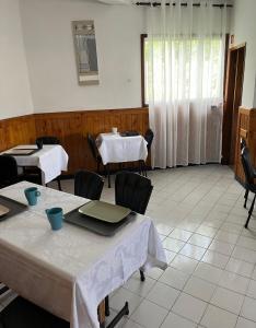 A restaurant or other place to eat at Anoitecer Itinerante AL - antiga residencial o garfo