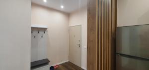 een kamer met een gang met een deur en een kamer met een deur bij Eni`s Apartments in Tirana