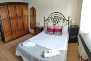 a bedroom with a bed with two towels on it at Apartamento de 2 habitaciones a un paso de Begoña in Gijón