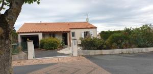 a house with a gate leading into a driveway at LA ROCHELLE classé 3 étoiles in Nieul-sur-Mer