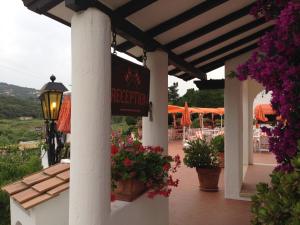 En terrasse eller udendørsområde på Hotel Cala di Mola