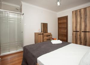 um quarto com uma cama grande e uma porta de vidro deslizante em Bengisu suite apart em Trabzon