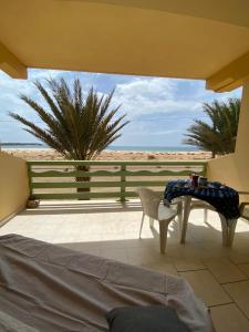 Schlafzimmer mit einem Bett und Strandblick in der Unterkunft Sea view Ka Paola, Praia Cabral, Boa Vista, FREE WI-FI in Sal Rei