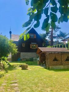 una casa en un patio con un edificio en Chata Prístav, en Námestovo