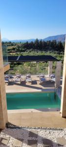 Utsikt mot bassenget på Splendid Villas and Family Resort eller i nærheten