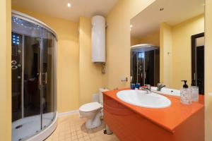ゴールデン・サンズにあるAdmiral Amazing Sea Viewの洗面台、シャワー、トイレ付きのバスルーム +13枚の写真