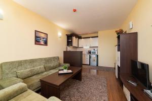 ゴールデン・サンズにあるAdmiral Amazing Sea Viewのソファとテーブルのあるリビングルーム