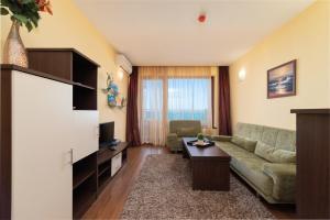 ゴールデン・サンズにあるAdmiral Amazing Sea Viewのソファとテレビのあるリビングルーム