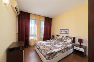 ゴールデン・サンズにあるAdmiral Amazing Sea Viewの部屋の中に大きなベッドがある寝室