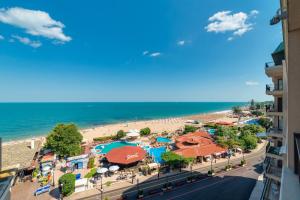 desde el balcón de un complejo con vistas a la playa en Admiral Amazing Sea View, en Golden Sands