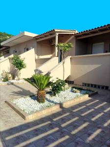 dom z ogrodem przed nim w obiekcie #4 Giorgos & Chara apartments w mieście Nea Kydonia +6 zdjęć