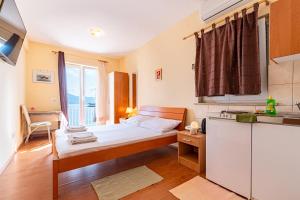 Posteľ alebo postele v izbe v ubytovaní S1 - studio just 50m from the beach with sea view