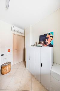 a room with white cabinets and a wooden ottoman at Appartamento in Villa Beatrice PT7 by Wonderful Italy in Toscolano Maderno