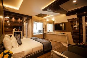 TV a/nebo společenská místnost v ubytování Hotel Park Elanza Coimbatore