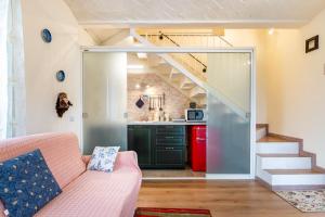 sala de estar con sofá y cocina en Countryside Fiere Parma Apartments, en Certosino