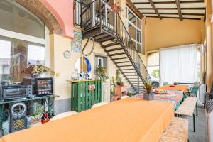 un restaurante con mesas y una escalera en una habitación en Countryside Fiere Parma Apartments, en Certosino