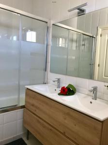 ein Badezimmer mit zwei Waschbecken und einem großen Spiegel in der Unterkunft Donalolaplaya in Mijas Costa