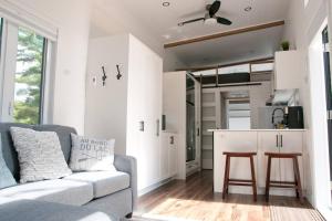 a living room with a couch and a kitchen at La Magnolia in Saint Zenon
