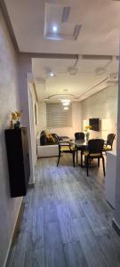 拉乌Apartamientos edificio mekad的带桌子和沙发的客厅