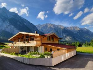 ein Haus mit Bergen im Hintergrund in der Unterkunft Chalet Leßner in Leutasch