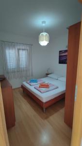 A bed or beds in a room at Rogoznica Seafront Apartment - Kalebova Luka