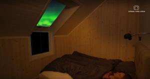 En eller flere senger på et rom på Lofoten rorbuutleie - Lilleeidet