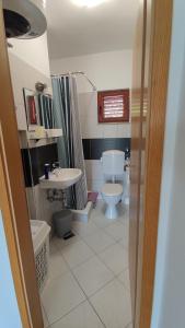 A bathroom at Rogoznica Seafront Apartment - Kalebova Luka