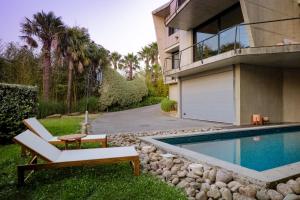a backyard with a swimming pool and a house at Amazing Villa in San Sebastián by SanSe Holidays in San Sebastián