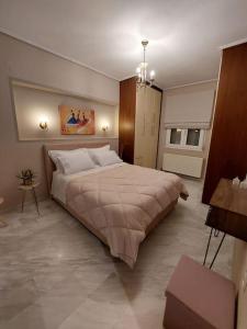 1 dormitorio con 1 cama grande en una habitación en La maison de Catherine en Volos