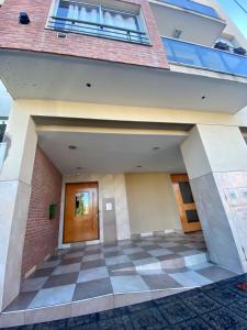 un edificio con suelo a cuadros delante de él en Alsina - Central Point Apartments, en Salta