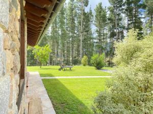 - une vue sur un parc avec une table de pique-nique dans l'herbe dans l'établissement Villa Almudena, à Potes