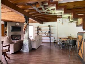 - un salon avec des canapés, une table et une cheminée dans l'établissement Villa Almudena, à Potes