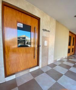 una puerta de madera en un pasillo con suelo de baldosa en DEPTO ALSINA 352 4C en Salta