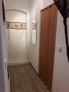 un corridoio con porta per una camera con pavimenti in legno di FeWo LoBec a Calau