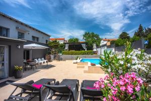Basen w obiekcie Holiday Home Zoya lub w pobliżu