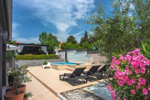 Basen w obiekcie Holiday Home Zoya lub w pobliżu