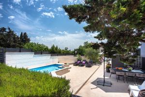 Basen w obiekcie Holiday Home Zoya lub w pobliżu