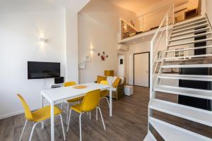 Televízia a/alebo spoločenská miestnosť v ubytovaní Ruote Stylish Loft by Mmega
