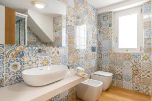 un baño con lavabo e inodoro en Aurora Rooms, en Catania