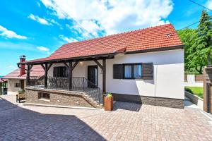 een wit huis met een rood dak bij Florek & Florica Kalnik in Kalnik