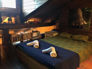um quarto com uma cama com duas almofadas em Vacanze in Baita di charme Alta Val di Susa Oulx em Savoulx
